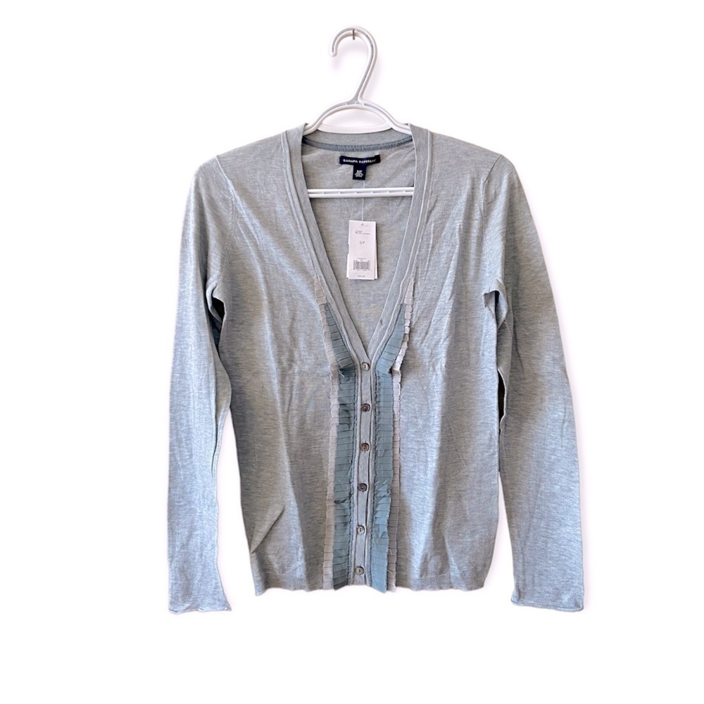 Banana REPUBLIC V Neck Grey Cardigan Pleated Accent NWT Womens Small.